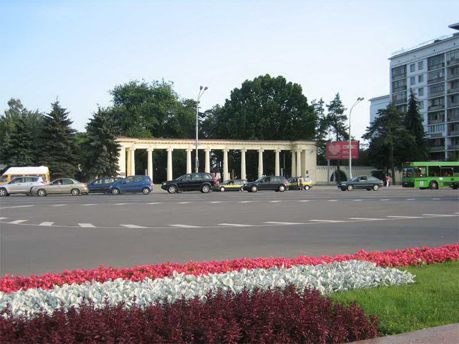 Главный вход в Ботанический сад на площади Калинина. Минск. Фото. Картинка