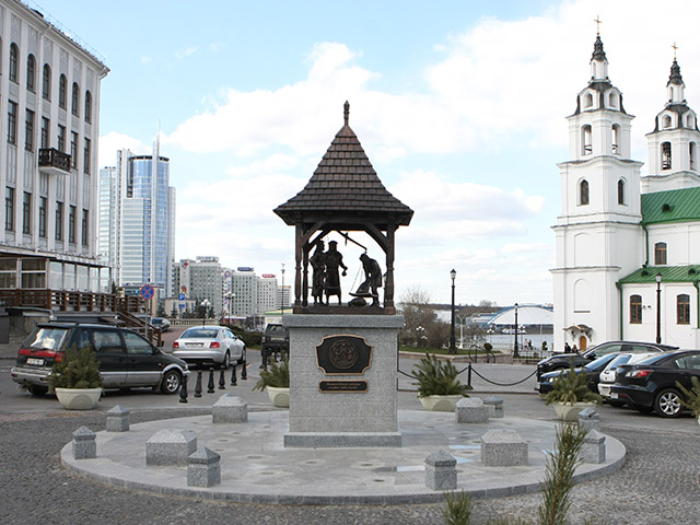 Cкульптурная композиция Городские весы. Картинка. Фотография