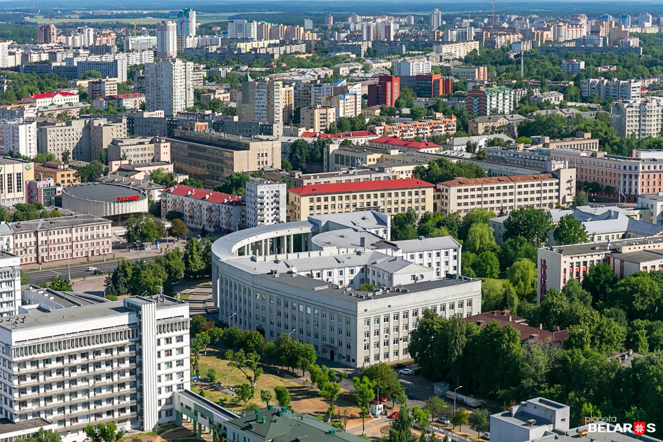 Академгородок в Минске. Кинотеатр Октябрь. Академия наук (25), кинотеатр  Октябрь (23). Дом печати. БНТУ (22) БГУИР (28). Куда сходить в кино в  Минске. Сайт. Адрес кинотеатра. Где находится. Этот кинотеатр находится  рядом