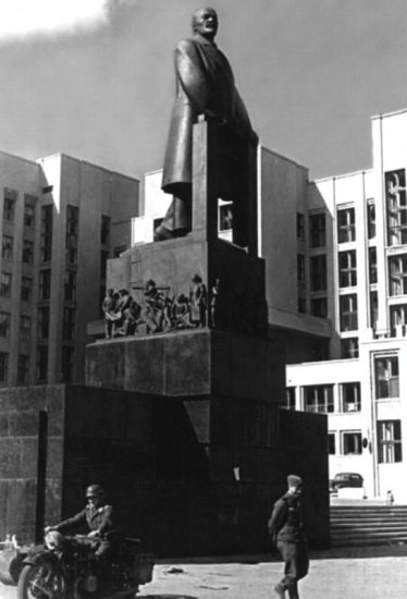 Памятник Ленину возле дома правительства при немцах. Виды Минска 1941 года